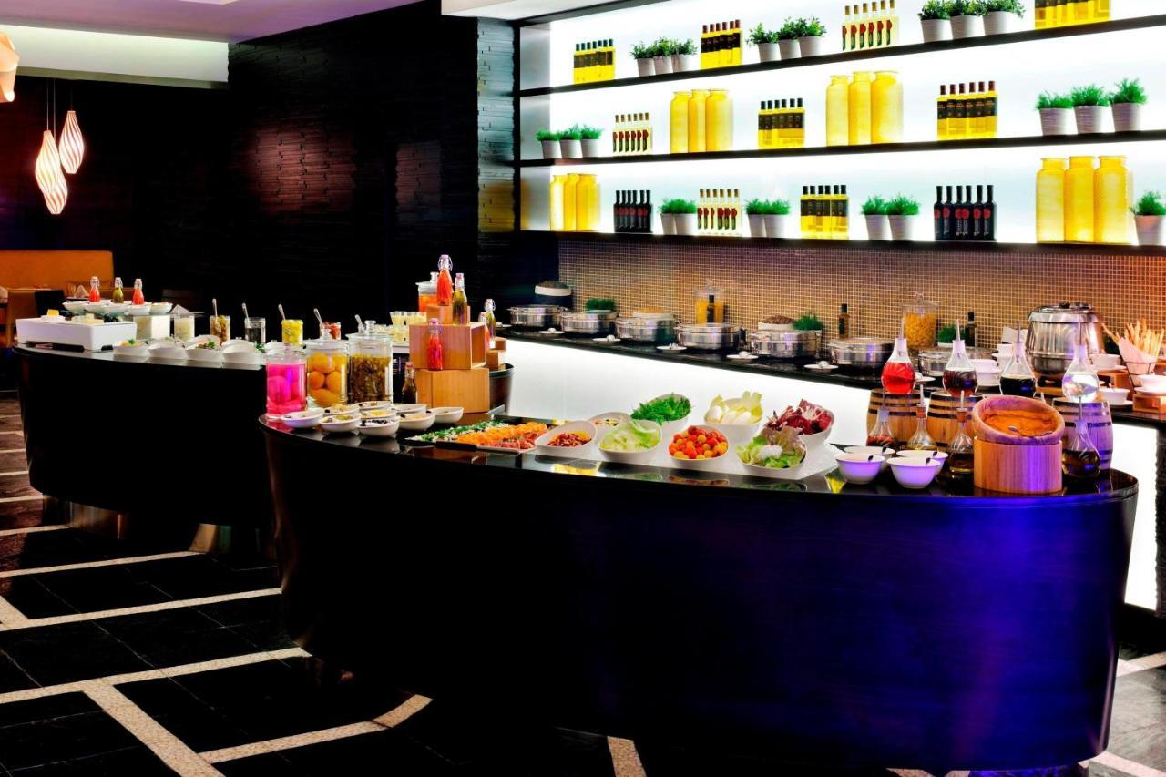 Marriott Executive Apartments Al Jaddaf, Dubaj Kültér fotó A buffet at a hotel