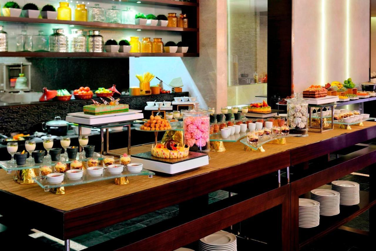 Marriott Executive Apartments Al Jaddaf, Dubaj Kültér fotó A dessert buffet