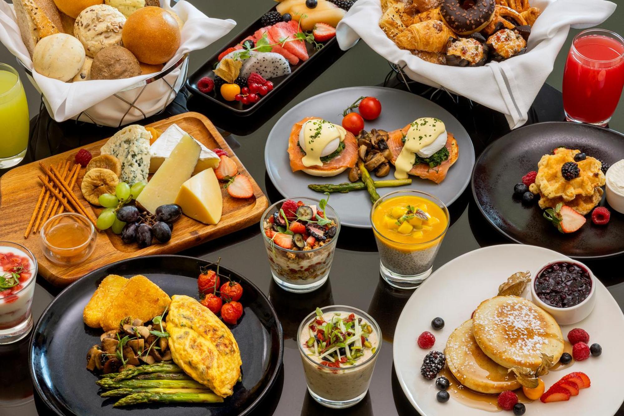 Marriott Executive Apartments Al Jaddaf, Dubaj Kültér fotó A selection of breakfast items